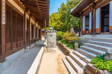 SEOUL, Kore, 20 Ekim 2019: Kore Cumhuriyeti 'nin Seul kentindeki Namsangol Hanok Köyü' nde geleneksel evler