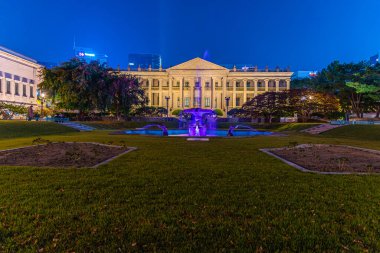 SEOUL, Kore, 19 Ekim 2019: Seogjojeon, Kore Cumhuriyeti 'ndeki Seogjojeon' un önündeki bir çeşmenin gece manzarası