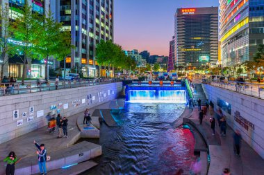 SEOUL, Kore, 19 Ekim 2019: Seul, Kore Cumhuriyeti 'ndeki Cheonggye Meydanı Gece Görüşü