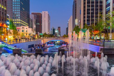 SEOUL, Kore, 19 Ekim 2019: Seul, Kore Cumhuriyeti 'ndeki Cheonggye Meydanı Gece Görüşü