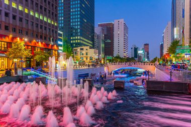 SEOUL, Kore, 19 Ekim 2019: Seul, Kore Cumhuriyeti 'ndeki Cheonggye Meydanı Gece Görüşü