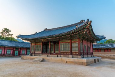 SEOUL, Kore, 19 Ekim 2019: Seul, Kore Cumhuriyeti 'ndeki Gyeongbokgung Sarayı' nın gün batımı manzarası