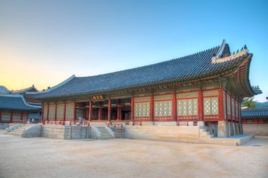 SEOUL, Kore, 19 Ekim 2019: Seul, Kore Cumhuriyeti 'ndeki Gyeongbokgung Sarayı' nın gün batımı manzarası