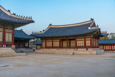 SEOUL, Kore, 19 Ekim 2019: Seul, Kore Cumhuriyeti 'ndeki Gyeongbokgung Sarayı' nın gün batımı manzarası