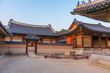 SEOUL, Kore, 19 Ekim 2019: Seul, Kore Cumhuriyeti 'ndeki Gyeongbokgung Sarayı' nın gün batımı manzarası