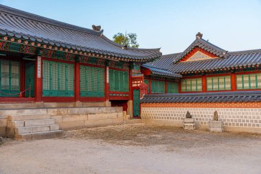 SEOUL, Kore, 19 Ekim 2019: Seul, Kore Cumhuriyeti 'ndeki Gyeongbokgung Sarayı' nın gün batımı manzarası