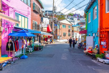 SEOUL, Kore, 19 Ekim 2019: Kore Cumhuriyeti 'nin Seul kentindeki Ihwa Duvar Köyü' nde renkli sokaklar