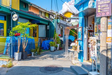 SEOUL, Kore, 19 Ekim 2019: Kore Cumhuriyeti 'nin Seul kentindeki Ihwa Duvar Köyü' nde renkli sokaklar