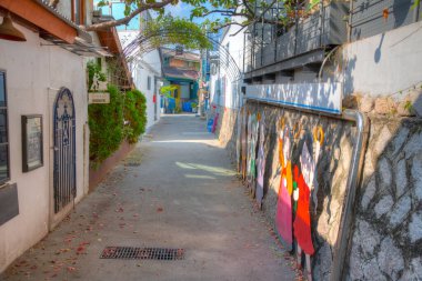 SEOUL, Kore, 19 Ekim 2019: Kore Cumhuriyeti 'nin Seul kentindeki Ihwa Duvar Köyü' nde renkli sokaklar