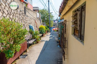 SEOUL, Kore, 19 Ekim 2019: Kore Cumhuriyeti 'nin Seul kentindeki Ihwa Duvar Köyü' nde renkli sokaklar