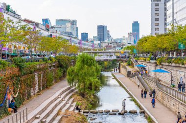 SEOUL, Kore, 19 Ekim 2019: Cheonggyecheon kanalının arkasındaki Seul silueti, Kore Cumhuriyeti