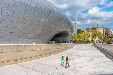 SEOUL, Kore, 19 Ekim 2019: Dongdaemun Tasarım Plaza Seul, Kore Cumhuriyeti