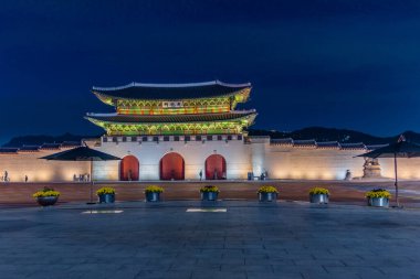 SEOUL, Kore, 17 Ekim 2019: Seul 'deki Gwanghwamun Kapısı Gece Görüşü