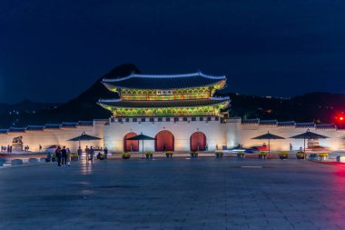 SEOUL, Kore, 17 Ekim 2019: Seul 'deki Gwanghwamun Kapısı Gece Görüşü