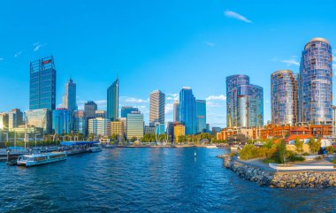PERTH, AUSTRALYA, 17 HAZİRAN 2020: Perth, Australi 'deki Elizabeth rıhtımının silüeti