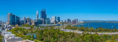 PERTH, AUSTRALIA, HAZİRAN 18, 2020: Perth silueti Kings Park ve Botanik Bahçesinden izlendi
