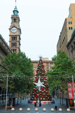 SYDNEY, AUSTRALYA, 29 ARALIK 2019: Sidney, Avustralya 'nın merkezindeki Martin Place' deki Noel ağacı