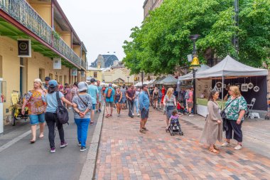 SYDNEY, AUSTRALYA, 29 ARALIK 2019: İnsanlar Sidney, Avustralya 'daki kayalıklardaki sokak pazarında geziniyorlar