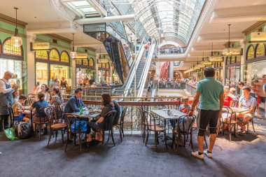 SYDNEY, AUSTRALYA, 30 ARALIK 2019: Avustralya 'daki Kraliçe Victoria Binası' nın içindeki alışveriş galerisi