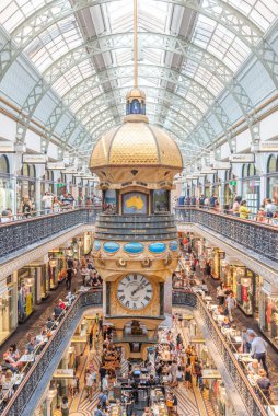 SYDNEY, AUSTRALYA, 30 ARALIK 2019: Avustralya 'daki Kraliçe Victoria Binası' nın içindeki alışveriş galerisi