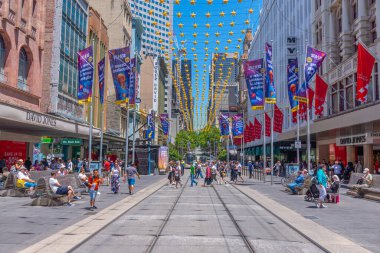 MELBOURNE, AUSTRALYA, 31 ARALIK 2019: Melbourne, Avustralya 'nın merkezinde Bourke Caddesi