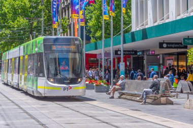 MELBOURNE, AUSTRALYA, 31 ARALIK 2019: Melbourne, Avustralya 'nın merkezinde Bourke Caddesi