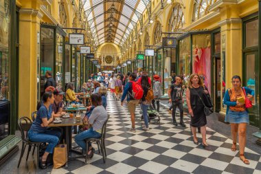 MELBOURNE, AUSTRALYA, 31 Aralık 2019: İnsanlar Melbourne, Avustralya 'nın merkezindeki kraliyet atari salonunda geziniyorlar