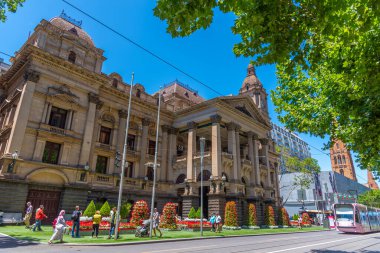 MELBOURNE, AUSTRALYA, 31 ARALIK 2019: Avustralya Melbourne belediye binasının önünden insanlar geçiyor
