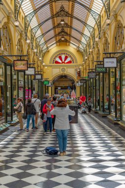 MELBOURNE, AUSTRALYA, 31 Aralık 2019: İnsanlar Melbourne, Avustralya 'nın merkezindeki kraliyet atari salonunda geziniyorlar