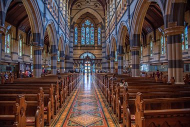 MELBOURNE, AUSTRALYA, 31 Aralık 2019: Melbourne, Avustralya 'daki Saint Paul katedralinin içi