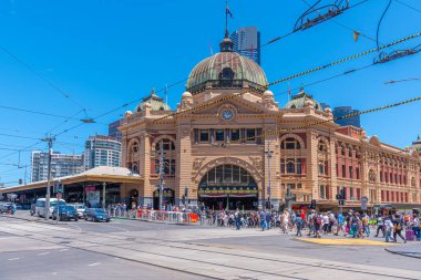 MELBOURNE, AUSTRALYA, 31 ARALIK 2019: Melbourne, Avustralya 'daki Flinders sokak tren istasyonu