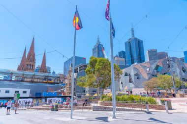 MELBOURNE, AUSTRALYA, 31 Aralık 2019: İnsanlar Melbourne, Avustralya 'daki Federasyon meydanında geziniyorlar