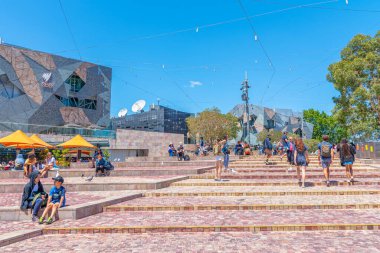 MELBOURNE, AUSTRALYA, 31 Aralık 2019: İnsanlar Melbourne, Avustralya 'daki Federasyon meydanında geziniyorlar
