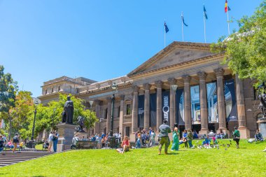 MELBOURNE, AUSTRALYA, 31 Aralık 2019: İnsanlar Melbourne, Avustralya 'daki Victoria Devlet Kütüphanesi önünde güneşli bir günün tadını çıkarıyorlar