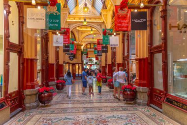 MELBOURNE, AUSTRALYA, 31 Aralık 2019: İnsanlar Melbourne, Avustralya 'nın merkezindeki Blok atari salonunda geziniyorlar