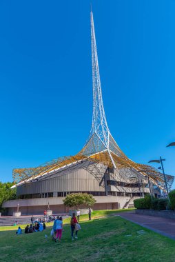 MELBOURNE, AUSTRALYA, 31 ARALIK 2019: İnsanlar Melbourne, Avustralya 'da devlet tiyatrosundan geçiyor