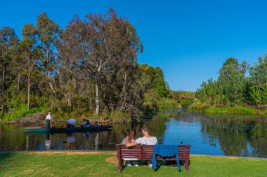 MELBOURNE, AUSTRALYA, 31 Aralık 2019: Gondola Melbourne, Avustralya 'daki Kraliyet Botanik Bahçesi' nde yapay bir gölette geziniyor