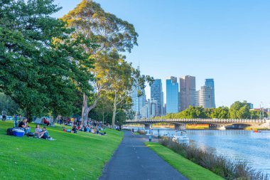 MELBOURNE, AUSTRALYA, 31 ARALIK 2019: Melbourne şehri Yarra Nehri, Avustralya