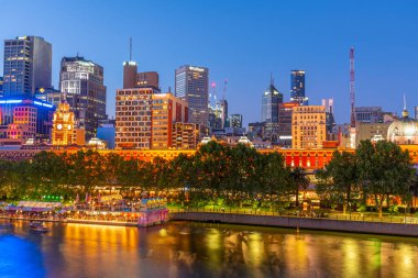 MELBOURNE, AUSTRALYA, 31 ARALIK 2019: Melbourne 'un Yarra nehrinin arkasındaki şehir manzarası, Avustralya