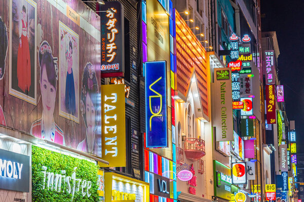 SEOUL, КОРЕЯ, 20 ОКТЯБРЯ 2019: Красочные знаки в районе Мёндон Сеула, Республика Корея
