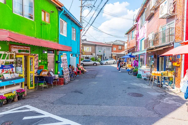 SEOUL, Kore, 19 Ekim 2019: Kore Cumhuriyeti 'nin Seul kentindeki Ihwa Duvar Köyü' nde renkli sokaklar