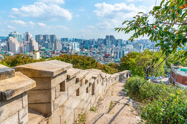 ソウル2019年10月19日 ソウルのスカイラインが韓国 南山公園の城壁の後ろに見える — ストック写真