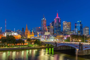 MELBOURNE, AUSTRALYA, 31 ARALIK 2019: Yarra Nehri 'nin arkasındaki Melbourne gece panoraması, Avustralya