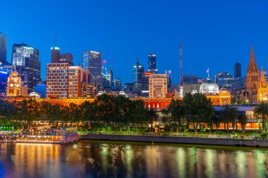 MELBOURNE, AUSTRALYA, 31 ARALIK 2019: Yarra Nehri 'nin arkasındaki Melbourne gece panoraması, Avustralya
