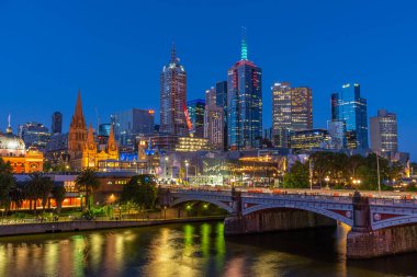 MELBOURNE, AUSTRALYA, 31 ARALIK 2019: Yarra Nehri 'nin arkasındaki Melbourne gece panoraması, Avustralya
