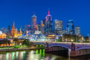 MELBOURNE, AUSTRALYA, 31 ARALIK 2019: Yarra Nehri 'nin arkasındaki Melbourne gece panoraması, Avustralya