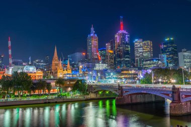 MELBOURNE, AUSTRALYA, 31 ARALIK 2019: Yarra Nehri 'nin arkasındaki Melbourne gece panoraması, Avustralya