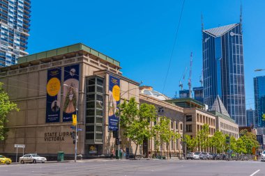 MELBOURNE, AUSTRALYA, 31 Aralık 2019: İnsanlar Melbourne, Avustralya 'daki Victoria Devlet Kütüphanesi önünde güneşli bir günün tadını çıkarıyorlar