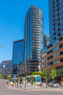 MELBOURNE, AUSTRALYA, 1 HAZİRAN 2020: Melbourne, Avustralya 'nın merkezinde bir caddede tramvay hattı