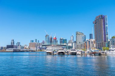 MELBOURNE, AUSTRALYA, 1 HAZİRAN 2020: Melbourne, Avustralya rıhtımlarına demirleyen tekneler